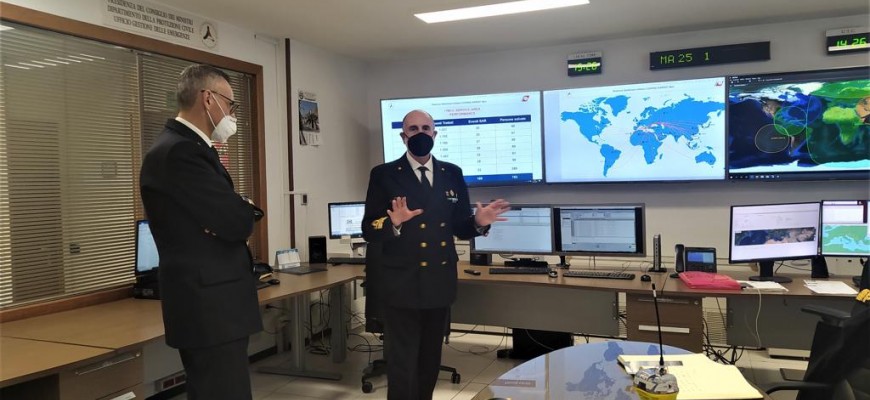 IL CONTRAMMIRAGLIO VINCENZO LEONE INCONTRA IL PERSONALE DELLA STAZIONE SATELLITARE